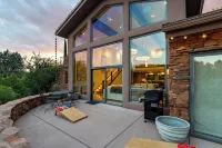 Luxury Home Cathedral Rock Views, Large Property with a Stream/ Lush Fruit Trees