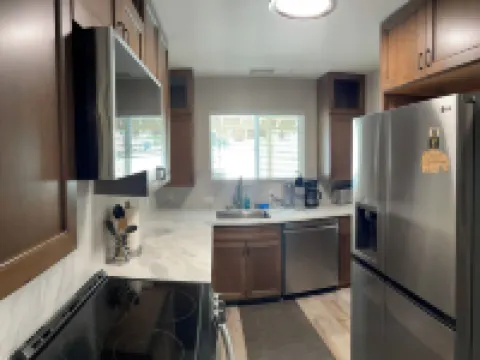 3BR apt. with WiFi BBQ Smart TVs close to Lake Tahoe, boat launch, biking trails Hotels in Dollar Point