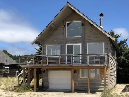 25 Steps to Sand + Sunset Views. Pacific City Beachfront Getaway!