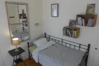 Off Grid Mountain Farmhouse with amazing views, soaking tub, seclusion, internet