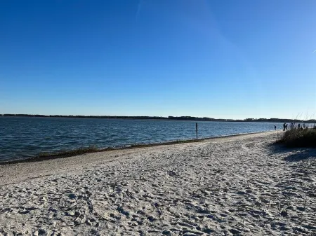 Pet friendly 5 mins to beach & Parris Island