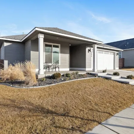 Homegrown Retreat - Spacious 3-bedroom family home - Fully Fenced in backyard
