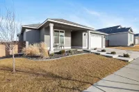 Homegrown Retreat - Spacious 3-bedroom family home - Fully Fenced in backyard - 4성급