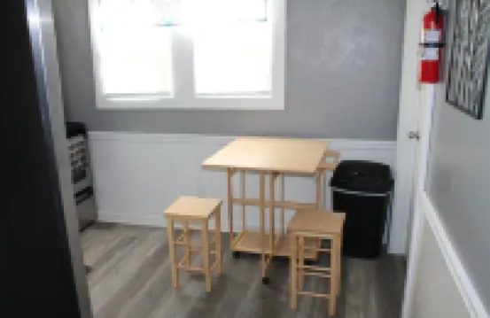 3 bedroom 1 bath. less than a mile to Union Hospital