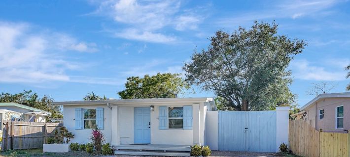 Near DownTown & Napes Beach! Cottage House 2QueenBeds Fenced Back Yard with deck Hotels in Collier County