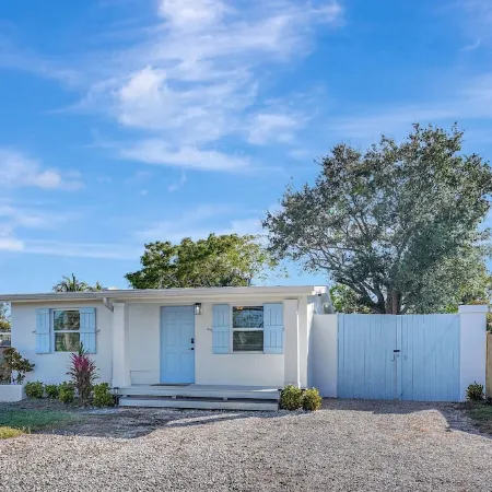 Near DownTown & Napes Beach! Cottage House 2QueenBeds Fenced Back Yard with deck