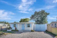 Near DownTown & Napes Beach! Cottage House 2QueenBeds Fenced Back Yard with deck