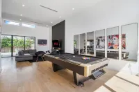 Modern Lux Villa, Private Pool, Billiards, Grill, Backyard, Design District