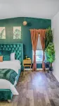 River Home with Huge Arcade, Hot Tub Kayaks, Mini Golf and Floating Pad, 80in TV