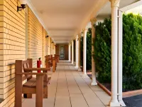 Hilltops Retreat Motor Inn Hotels in Young