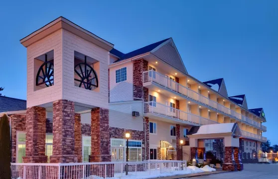 Holiday Inn Express 麥基諾市