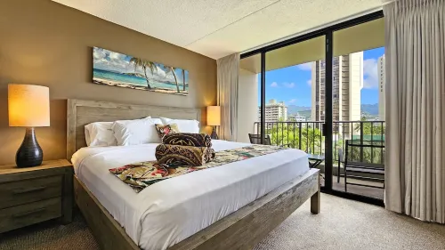 Large peaceful King bedroom Apartment with Kitchen & Pool
