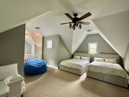 Modern Lakeshore Home! 2 minute drive to the beach! Community pool 3 houses away