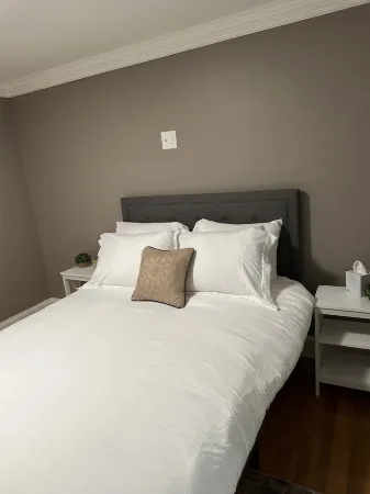 Charming Apartment-Saint Anselm -Snhu Отели рядом с достопримечательностью «Sky Zone Trampoline Park»