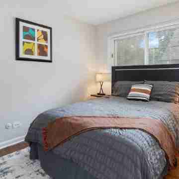 Coveted Location:Downtown Lake Forest 3/2.5 Duplex Rooms