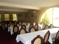 Riverbank Park Motel