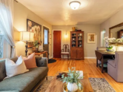 Delightful Downtown Retreat in the Willamette Wine Country Hotels in Newberg