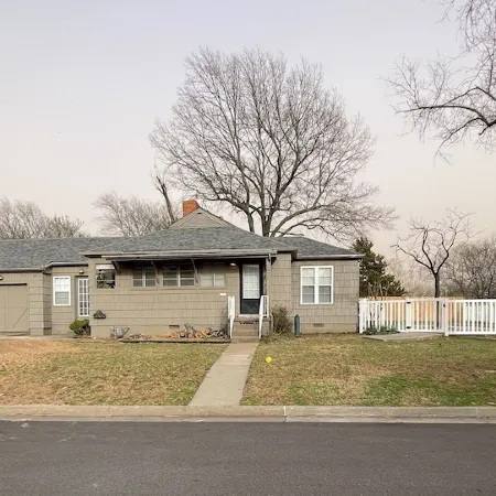 Spacious Midtown 4 bedroom, 3 bath house with private yard. Close to Expo Center