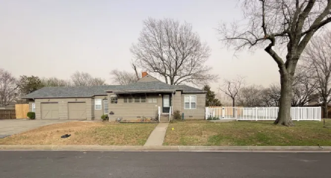 Spacious Midtown 4 bedroom, 3 bath house with private yard. Close to Expo Center