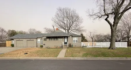 Spacious Midtown 4 bedroom, 3 bath house with private yard. Close to Expo Center Отели рядом с достопримечательностью «Expo Square»