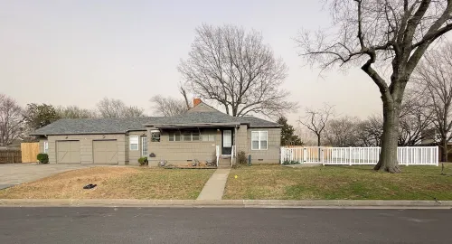 Spacious Midtown 4 bedroom, 3 bath house with private yard. Close to Expo Center