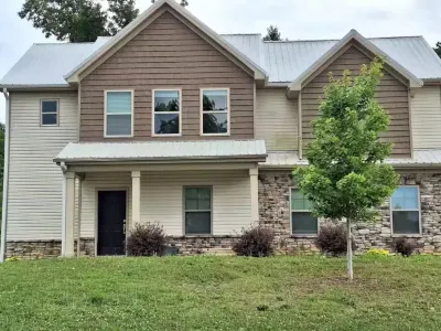 Spacious 4 BR (5 beds) 2.5 bath home in Newnan GA Hotels near Male Academy Museum