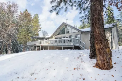 The L77 Ranch Hide-Out: A Forested Stay in Lyle, WA Hôtels à proximité de : Maryhill Museum of Art