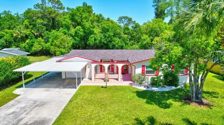 Charming 3-bedroom house with Heated pool/3 mins Sister Spring