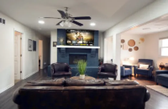 Charming 4-bedroom house with Private Pool near Savannah