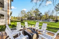 The LUX at West Ln Event & Stay- Pool, Golf, Pickleball, Fire Pit, Gazebo & more