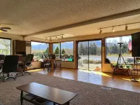 1 Bedroom Retro Riverside Home with view ! Hoteles en Sultan