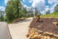 Cabin #4 @ Rock Creek Cabins! Kin Bed! 15 min. from National Park! Pet Friendly!
