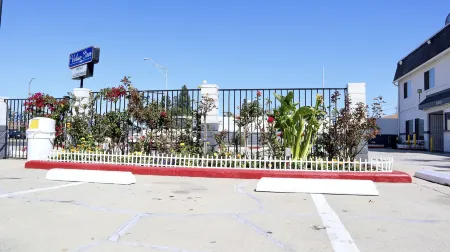 Value Inn Bellflower Отели рядом с достопримечательностью «Kosh»