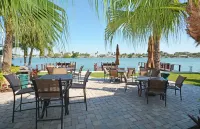 Westwinds Waterfront Resort Hotel di Treasure Island