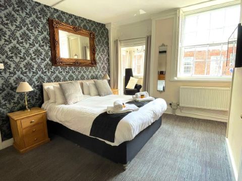 The Crown and Cushion