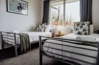 Lake Mahinapua Hotel - Hostels