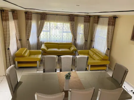 Goshen Creek Guesthouse Отели рядом с достопримечательностью «Roman Catholic Church»