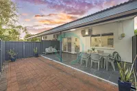 City Living Modern Outdoordining Private Yard Hotels in 