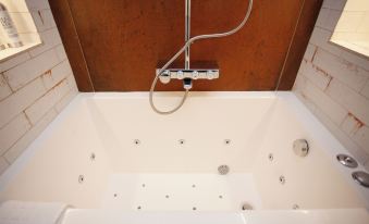 Higgihaus Apt 1 #36-37 Royal York Crescent