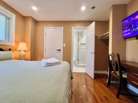 Cozy Home Near Transit & Hillcrest Mall with Free Parking