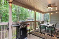 Bear Trail Chalet by AvantStay Retreat w Outdoor Living Deck Fire Pit