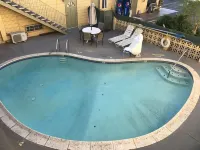 Townhouse Inn and Suites - Swimmingpools