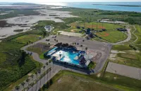 Minutes to the Beach w/ Pool, Sleeps 8 Two Condos: Costa Bahia Hotel di Port Aransas