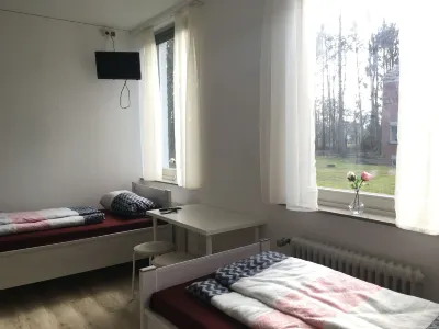 Pension Highway 3 Sennestadt-Bielefeld Hotels in der Nähe von Safariland Stukenbrock