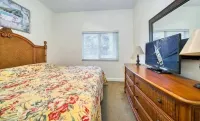 Bayview Balcony Condo, Hot tub & pool & Rum Bar! Hotels in Seminole