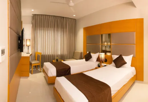 Sri Aadhish Grand Hotel - Parkplatz