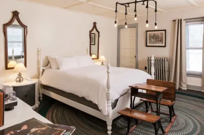 The Deers Head Inn Tavern Hotels in Jay