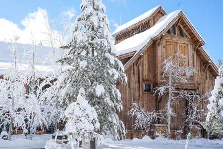 The Cottages at Old Greenwood Отели рядом с достопримечательностью «California Historical Landmark 780-6: Transcontinental Railroad in Truckee»