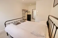 Sea View Terrace & Beach Access in Worthing - 3-Star