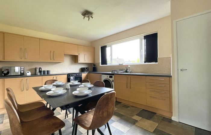 6 Person Spacious Home with Garden